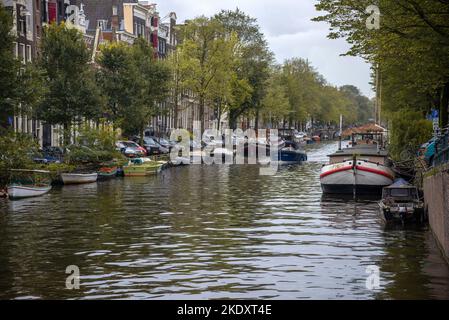 AMSTERDAM, NIEDERLANDE - 30. SEPTEMBER 2017: Trüber Tag auf den Grachten von Amsterdam Stockfoto