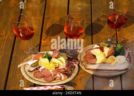 Österreich, traditioneller Imbiss mit dem Namen Brettljause und Rosenwein namens Schilcher Stockfoto