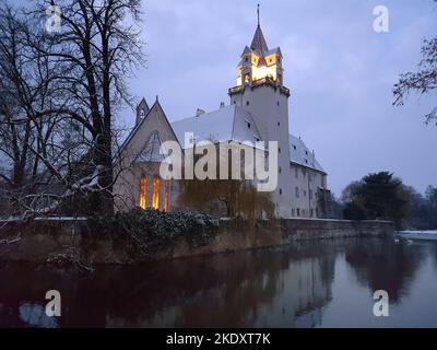 Österreich, beleuchtetes Schloss Ebreichsdorf mit Spiegelung im Teich Stockfoto