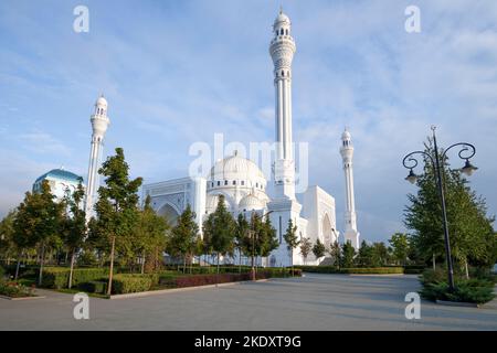 Blick auf die Moschee „Stolz der Muslime“ (Prophet Muhammad) an einem Septembermorgen. Shali, Tschetschenische Republik. Russische Föderation Stockfoto