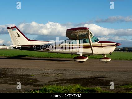 Cessna 172M Skyhawk Wellesbourne Airfield, Warwickshire, UK (G-OSKY) Stockfoto