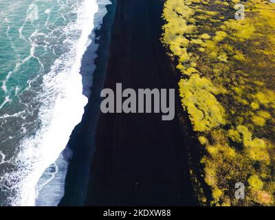 Reynisfjara schwarzer Strand, Island - Drohnenansicht von oben Stockfoto