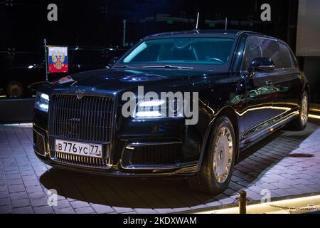 MOSKAU, RUSSLAND - 17. AUGUST 2022: Russisches Auto AURUS Senat Limousine (2018) Autokordewagen des Präsidenten der Russischen Föderation Stockfoto