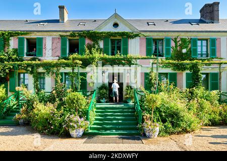 Giverny Normandie Frankreich. Das Haus von Monet aus dem Garten Stockfoto