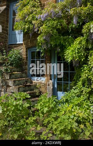 Altes cotswold Cottage mit Steintreppen, die zum oberen Stockwerk, Cotswolds, England führen Stockfoto