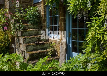 Altes cotswold Cottage mit Steintreppen, die zum oberen Stockwerk, Cotswolds, England führen Stockfoto