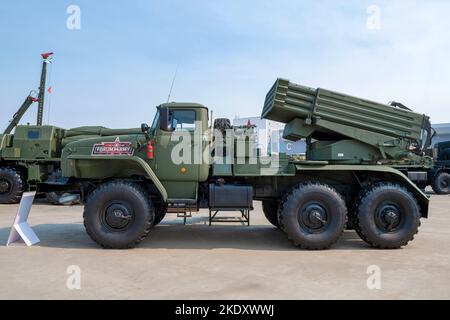 REGION MOSKAU, RUSSLAND - 18. AUGUST 2022: Kampffahrzeug 2B17M des russischen 'Tornado-G'-Raketenabschusssystems auf dem internationalen Militär Stockfoto