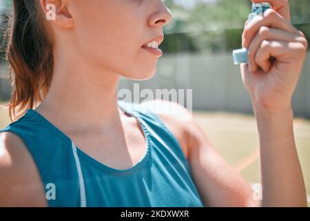 Sport, Tennis und Frau mit Asthma und Gesundheit, Inhalator für Atem während der Fitness auf dem Tennisplatz im Freien. Krankheit, Sportler und Sport mit Stockfoto