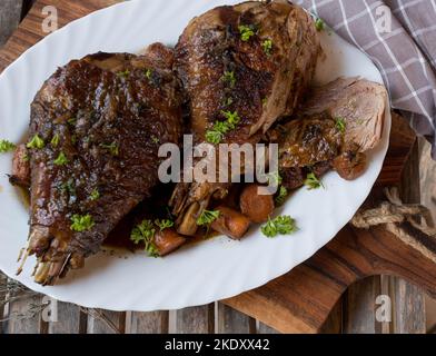 Gebratene putenbeine auf einer gebratenen Platte Stockfoto