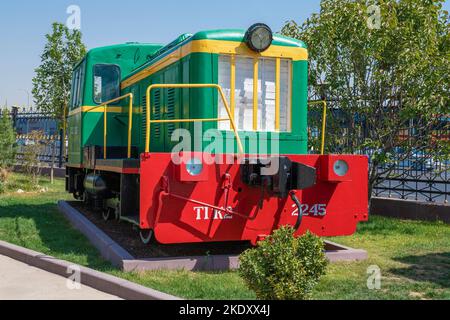 TASCHKENT, USBEKISTAN - 04. SEPTEMBER 2022: Sowjetische industrielle Rangierdiesel-Lokomotive TGK2 im Eisenbahnmuseum Stockfoto