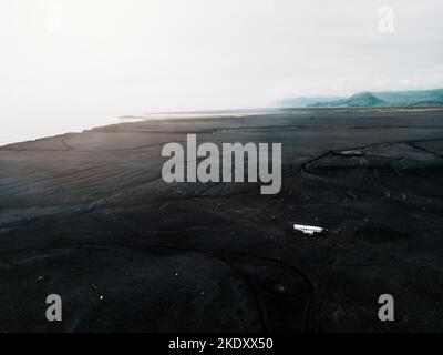 Altes abgestürztes Flugzeug wurde am Strand von Solheimasandur aufgegeben Stockfoto