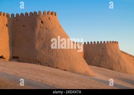 Fragment der alten Mauern der Innenstadt von Ichan-Kala im Licht der untergehenden Sonne. Chiwa, Usbekistan Stockfoto