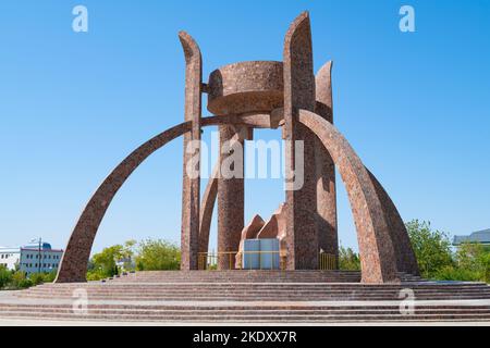 URGENCH, USBEKISTAN - 07. SEPTEMBER 2022: Avesta-Denkmal aus der Nähe an einem sonnigen Septembertag Stockfoto