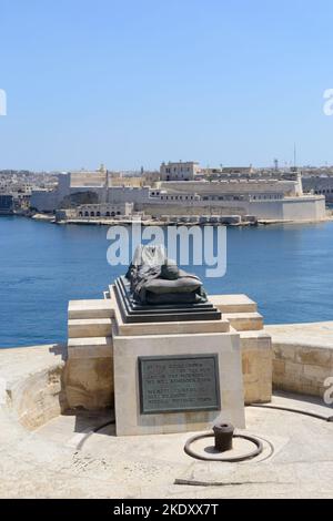 Valletta, Malta - 7. 2016. Juni: Die bronzene Katafalk-Statue, die das Begräbnis des unbekannten Soldaten auf dem Meer mit Blick auf den Grand Harbour symbolisiert. Stockfoto