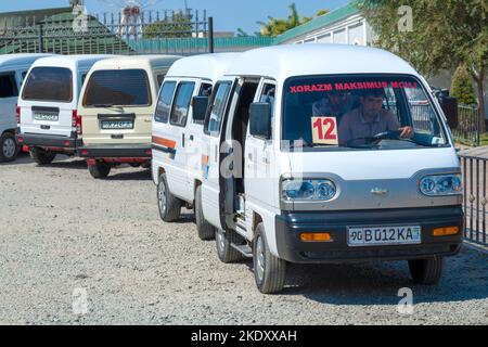 URGENCH, USBEKISTAN - 07. SEPTEMBER 2022: Route Minibusse von Chevrolet Damas warten auf Passagiere auf dem Busbahnhof Stockfoto