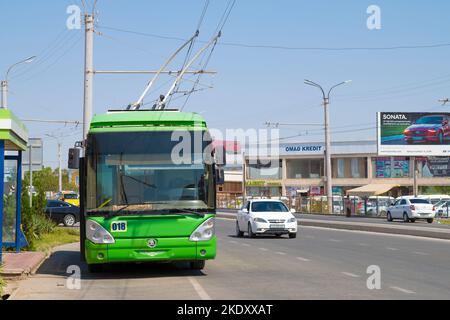 URGENCH, USBEKISTAN - 07. SEPTEMBER 2022: Intercity-Trolleybus 'Urgench-Chiwa' an der Endhaltestelle in der Stadt Urgench Stockfoto