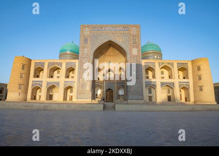 BUCHARA, USBEKISTAN - 08. SEPTEMBER 2022: An einem sonnigen Morgen können Sie die mittelalterliche mir-i-arabische Madrasah betrachten Stockfoto