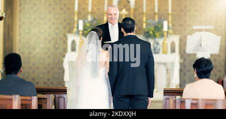 Ehepaar, Hochzeit und Priester mit Engagement, Liebe und Trauung im Gottesdienst zusammen. Mann, Frau und Pastor mit Vertrauen, Feier und Stockfoto