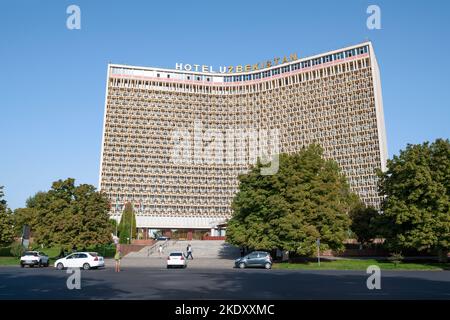 TASCHKENT, USBEKISTAN - 15. SEPTEMBER 2022: Blick auf das Hotel 'Usbekistan' an einem sonnigen Septembertag Stockfoto