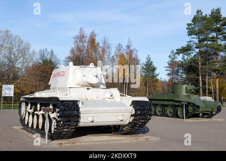 SANKT PETERSBURG, RUSSLAND - 24. OKTOBER 2022: Sowjetische Panzer der KV-1 und BT-5 in der Straßenausstellung des Museums "Durchbruch der Belagerungswalle von Lening Stockfoto