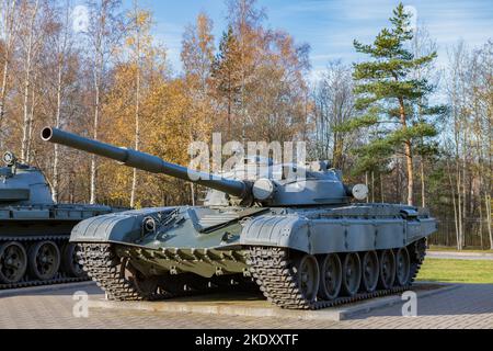 KIROWSK, RUSSLAND - 24. OKTOBER 2022: Sowjetischer, russischer Panzer T-72 'Ural' in der Exposition des Museums 'Durchbruch der Belagerung von Leningrad' auf einer Sonne Stockfoto