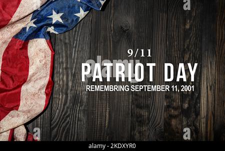 9/11 Patriot Day Banner mit US-Flagge auf Holztisch. Stockfoto