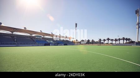 Leeres Sportfeld, Gras im Freien und Stadion-Trainingsgelände im Sommer bereit für den Sport. Rasenpflege, Sonnenschein und blauer Himmel durch eine Übung, Training und Stockfoto