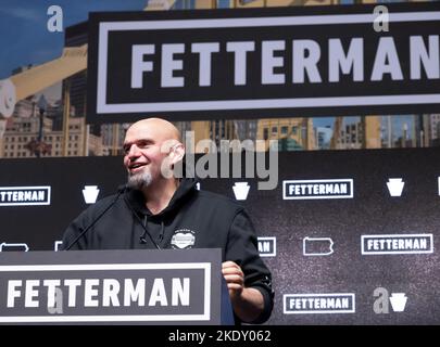 Pittsburgh, Usa. 8.. November 2022. Der Demokrat John Fetterman dankt seinen Unterstützern, Mitarbeitern und Freiwilligen, nachdem er am Mittwoch, dem 8. November 2022 in Pittsburgh, den Senatssitz für Pennsylvania bei der Wahlnacht auf der Bühne AE gewonnen hat. Foto von Archie Corper/UPI Credit: UPI/Alamy Live News Stockfoto