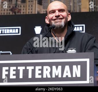 Pittsburgh, Usa. 8.. November 2022. Der Demokrat John Fetterman dankt seinen Unterstützern, Mitarbeitern und Freiwilligen, nachdem er am Mittwoch, dem 8. November 2022 in Pittsburgh, den Senatssitz für Pennsylvania bei der Wahlnacht auf der Bühne AE gewonnen hat. Foto von Archie Corper/UPI Credit: UPI/Alamy Live News Stockfoto