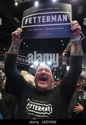 Pittsburgh, Usa. 8.. November 2022. Unterstützer des Demokraten John Fetterman feiert seinen Sieg des Senatssitzes für Pennsylvania gegen Dr. Mehmet Oz während der Wahlnacht-Feier auf der Bühne AE am Mittwoch, dem 8. November 2022 in Pittsburgh . Foto von Archie Corper/UPI Credit: UPI/Alamy Live News Stockfoto