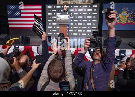 Pittsburgh, Usa. 8.. November 2022. Die Medien schwärmen die Bühne, als der Demokrat John Fetterman seinen Mitarbeitern und Freiwilligen seinen Dank ausdrückt, nachdem er am Mittwoch, dem 8. November 2022 in Pittsburgh, den Senatssitz für Pennsylvania auf der Bühne AE gewonnen hat. Foto von Archie Corper/UPI Credit: UPI/Alamy Live News Stockfoto