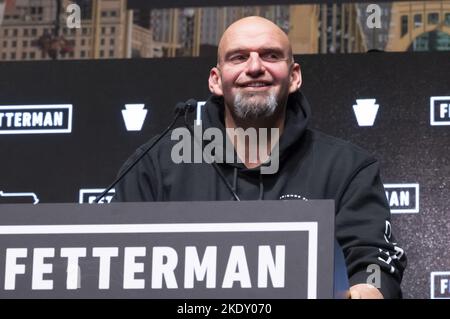 Pittsburgh, Usa. 8.. November 2022. Der Demokrat John Fetterman dankt seinen Unterstützern, Mitarbeitern und Freiwilligen, nachdem er am Mittwoch, dem 8. November 2022 in Pittsburgh, den Senatssitz für Pennsylvania bei der Wahlnacht auf der Bühne AE gewonnen hat. Foto von Archie Corper/UPI Credit: UPI/Alamy Live News Stockfoto