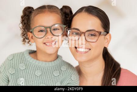 Mutter, Mädchen und Brille in Optometrie-Shop, Rahmen und glücklich nach dem Einkaufen im Einzelhandel mit Lächeln für Vision Ergebnis. Porträt von Latino Mutter, Kind Stockfoto