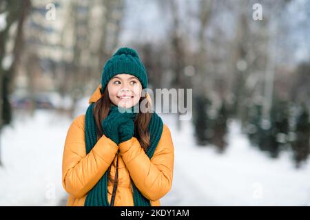 Portrait von attraktiven fröhlich lustig preteen Mädchen tragen warmes Outfit gehen zur Schule fantasieren dezember schneebedeckten Wetter im Freien Stockfoto