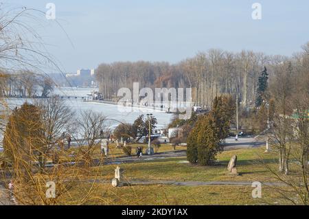 Das Ende des Winters, der Beginn des Frühlings in der Stadt am gefrorenen See Stockfoto