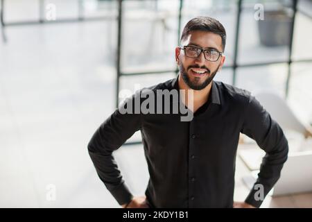 Portrait von lächelnden jungen Geschäftsmann im Büro Stockfoto