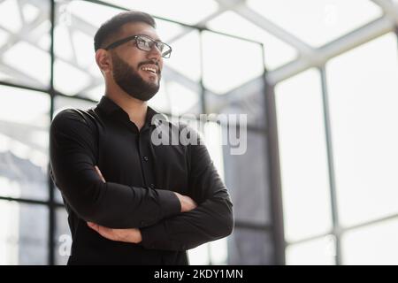Portrait von lächelnden jungen Geschäftsmann im Büro Stockfoto