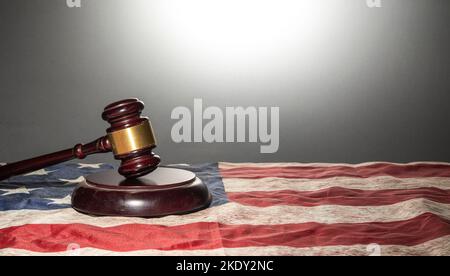 Richter gavel auf US-Flagge mit klarem Hintergrund - Justiz-Konzept. Stockfoto