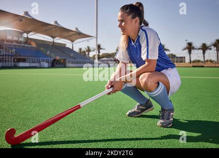 Sport, Hockey und Frau entspannen sich während des Spiels auf dem Spielfeld, denken und planen eine Spielstrategie. Hockey, Trainer und Mädchen mit Stock, sportlich und Stockfoto