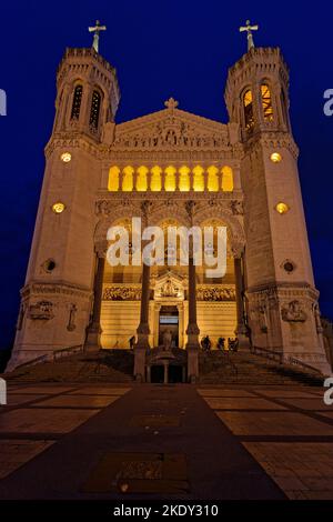 LYON, FRANKREICH, 8. November 2022 : Hauptfassade der Basilika Fourvière. Lyon erinnert an den 150.. Jahrestag der Grundsteinlegung von b Stockfoto