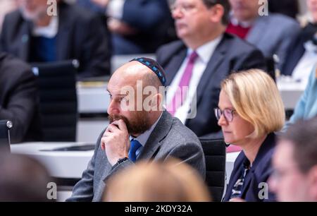 Schwerin, Deutschland. 09.. November 2022. Jurij Kadnykov, Staatsrabbiner des Landesverbandes der Jüdischen Gemeinden in Mecklenburg-Vorpommern, sitzt neben Birgitt Hesse, Präsidentin des Landtags von Mecklenburg-Vorpommern, Im Plenarsaal des Landtags von Mecklenburg-Vorpommern während der Zeremonie für die Opfer der Nazi-Pogrome gegen die Juden im Jahr 1938. Gleichzeitig wurden auf der Veranstaltung die Revolution von 1918 und der Fall der Berliner Mauer 1989 geehrt. Quelle: Jens Büttner/dpa/Alamy Live News Stockfoto