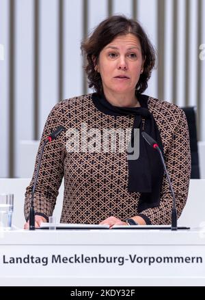 Schwerin, Deutschland. 09.. November 2022. Kristina Herbst, Präsidentin des landtags Schleswig-Holstein, spricht im Plenarsaal des landtags Mecklenburg-Vorpommern bei der Zeremonie für die Opfer der Nazi-Pogrome gegen die Juden im Jahr 1938. Gleichzeitig würdigte die Veranstaltung die Revolution von 1918 und den Fall der Berliner Mauer 1989. Quelle: Jens Büttner/dpa/Alamy Live News Stockfoto