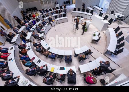 Schwerin, Deutschland. 09.. November 2022. Landespolitiker und Gäste sitzen im Plenarsaal des landtags von Mecklenburg-Vorpommern bei der Zeremonie für die Opfer der Nazi-Pogrome gegen die Juden im Jahr 1938. Gleichzeitig wurden auf der Veranstaltung die Revolution von 1918 und der Fall der Berliner Mauer 1989 geehrt. Quelle: Jens Büttner/dpa/Alamy Live News Stockfoto