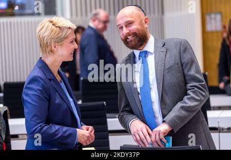 Schwerin, Deutschland. 09.. November 2022. Manuela Schwesig (SPD), die Ministerpräsidentin von Mecklenburg-Vorpommern, spricht im Landtag Mecklenburg-Vorpommern am Rande der Zeremonie für die Opfer der Nazi-Pogrome gegen die Juden im Jahr 1938 mit Juriy Kadnykov, Staatsrabbiner des Landesverbandes der Jüdischen Gemeinden in Mecklenburg-Vorpommern. Gleichzeitig wurden auf der Veranstaltung die Revolution von 1918 und der Fall der Berliner Mauer 1989 geehrt. Quelle: Jens Büttner/dpa/Alamy Live News Stockfoto