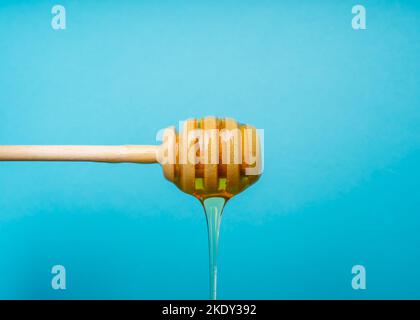 Clear Honey tropft aus einem Honigtauchmittel Stockfoto