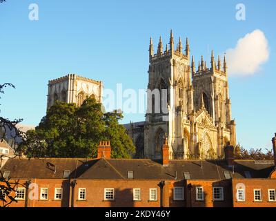 Das historische Münster in York über den Dächern einiger Reihenhäuser Stockfoto