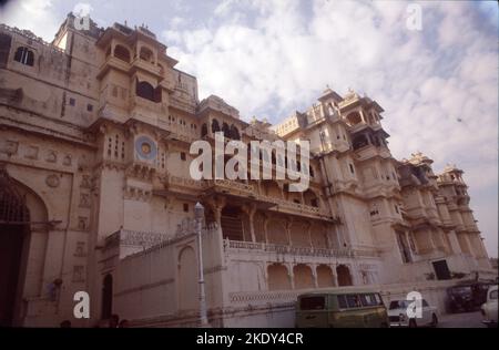 City Palace, Udaipur ist ein Palastkomplex in der Stadt Udaipur im indischen Bundesstaat Rajasthan gelegen. Es wurde über einen Zeitraum von fast 400 Jahren gebaut, mit Beiträgen von mehreren Herrschern der Mewar-Dynastie. Stockfoto