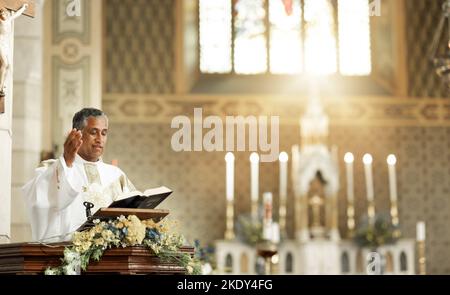 Pastor auf dem Kirchenpodium beten für bibelgebet, Anbetung oder Führung für das Vertrauen zu gott Geistliche Priesterrede. Motivation, Hoffnung oder Unterstützung durch den Menschen Stockfoto