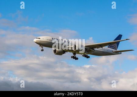 Passagierflugzeug Boeing 777-224 von United Airlines auf dem Weg zum Flughafen Zürich, Schweiz Stockfoto