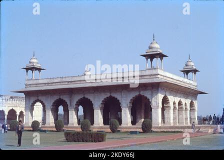 Das Rote Fort oder Lal Qila ist ein historisches Fort in Alt-Delhi, Delhi in Indien, das als die Hauptresidenz der Mogulherrscher diente. Red Fort, auch als Lal Qalʿah, auch geschrieben Lal Kila oder Lal Qila, Mogul-Fort in Old Delhi, Indien. Es wurde von Shah Jahān in der Mitte des 17.. Jahrhunderts erbaut und ist bis heute eine wichtige Touristenattraktion. Die Festung wurde 2007 zum UNESCO-Weltkulturerbe ernannt. Stockfoto